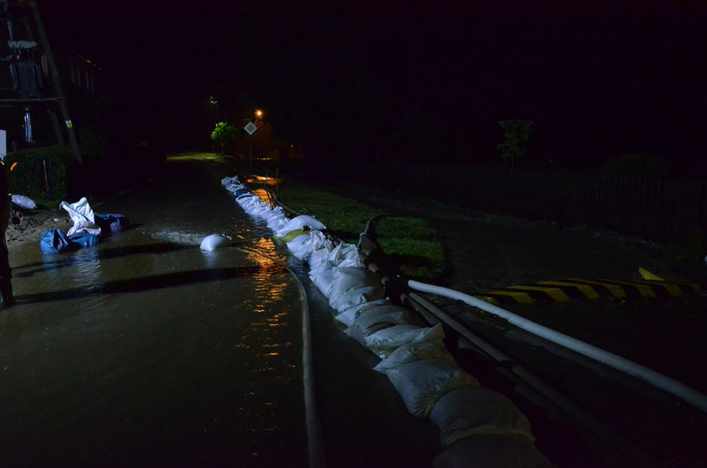 Mnóstwo podtopień w powiecie kartuskim. W Sianowie układają worki z piaskiem