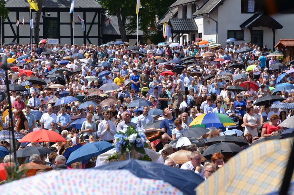 Sianowo. Tysiące wiernych u stóp Matki Boskiej Królowej Kaszub