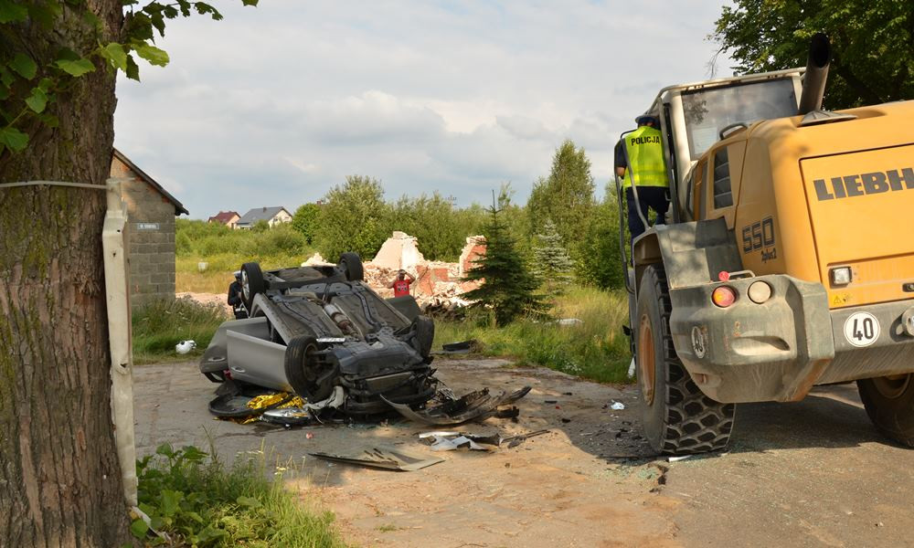 Pępowo. Poważny wypadek. Osobówka zderzyła się z koparko-ładowarką