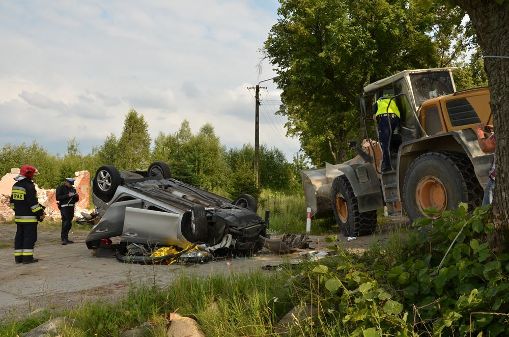 Pępowo. Poważny wypadek. Osobówka zderzyła się z koparko-ładowarką