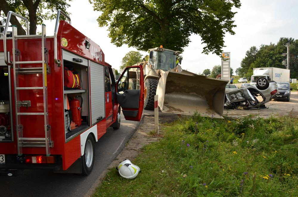 Pępowo. Poważny wypadek. Osobówka zderzyła się z koparko-ładowarką