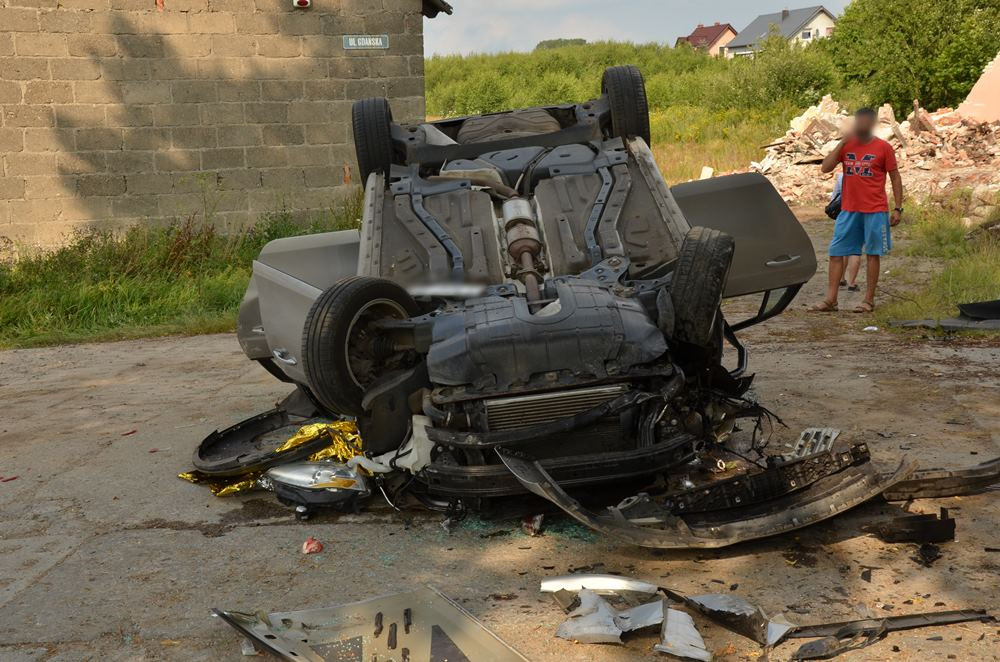 Pępowo. Poważny wypadek. Osobówka zderzyła się z koparko-ładowarką