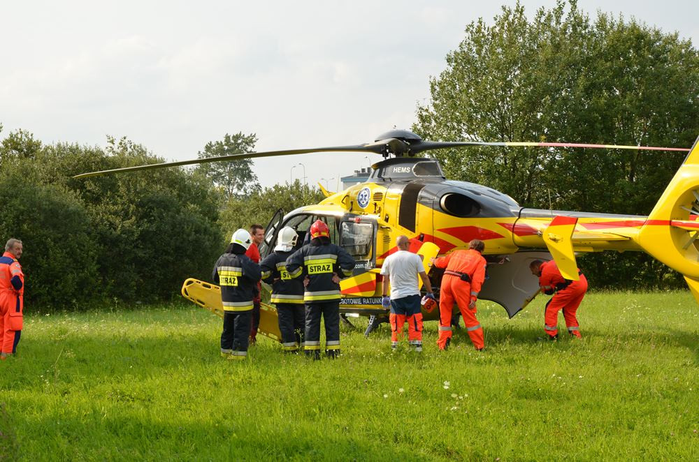 Pępowo. Poważny wypadek. Osobówka zderzyła się z koparko-ładowarką