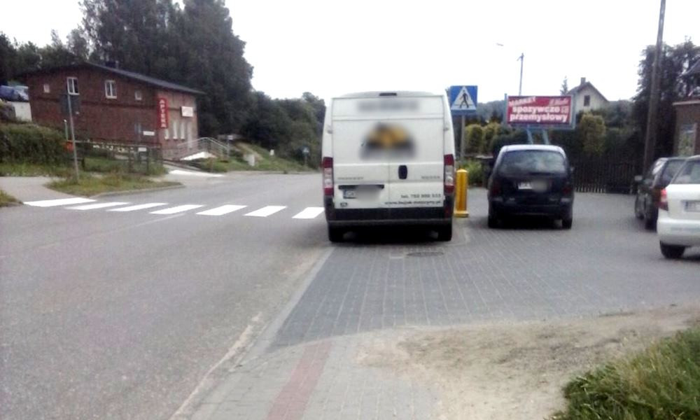 Parkują przy sklepie w Miechucinie i narażają pieszych na niebezpieczeństwo