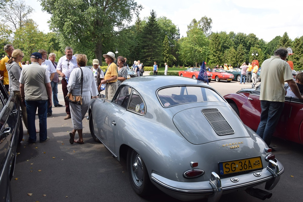 Kartuzy. Perełki motoryzacji lśniły w Parku Solidarności