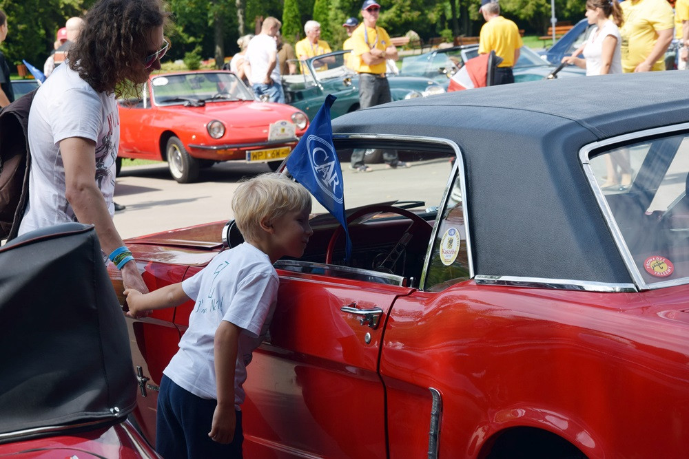 Kartuzy. Perełki motoryzacji lśniły w Parku Solidarności