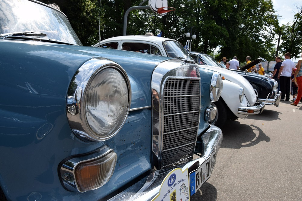 Kartuzy. Perełki motoryzacji lśniły w Parku Solidarności