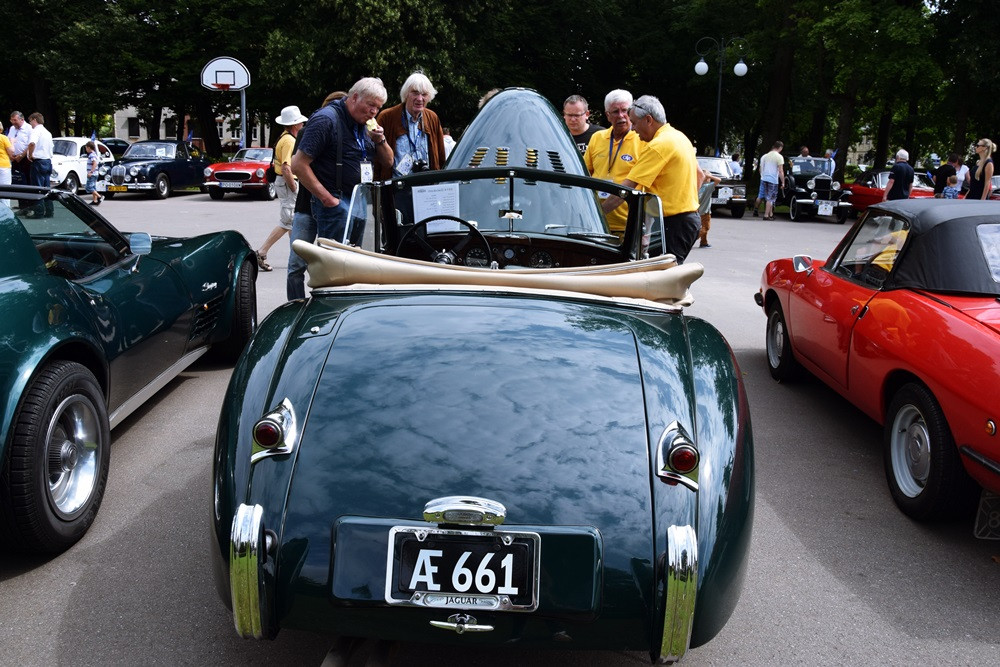 Kartuzy. Perełki motoryzacji lśniły w Parku Solidarności