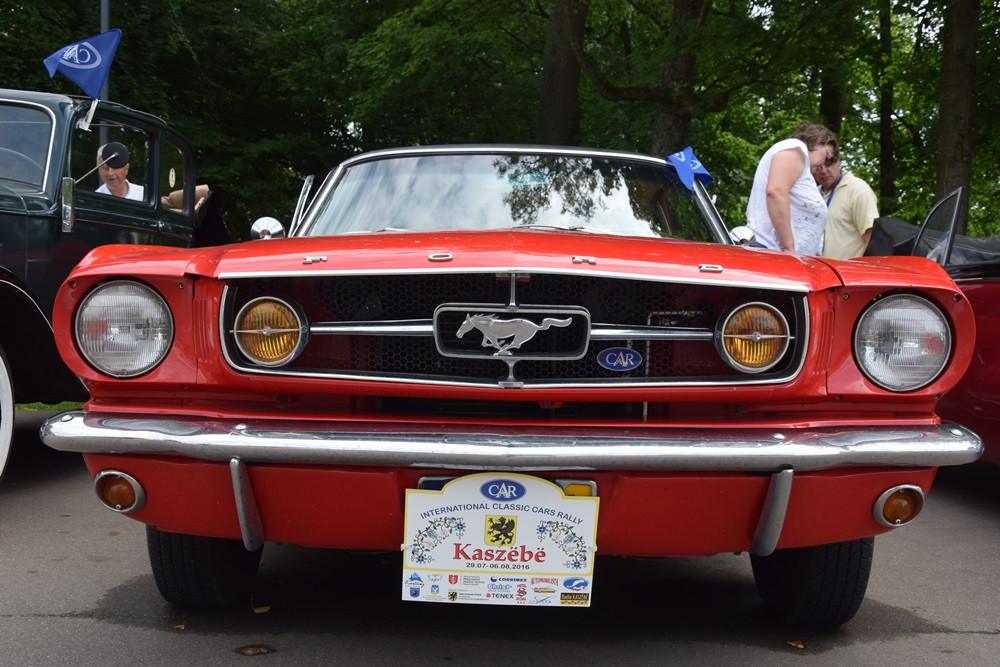 Kartuzy. Perełki motoryzacji lśniły w Parku Solidarności