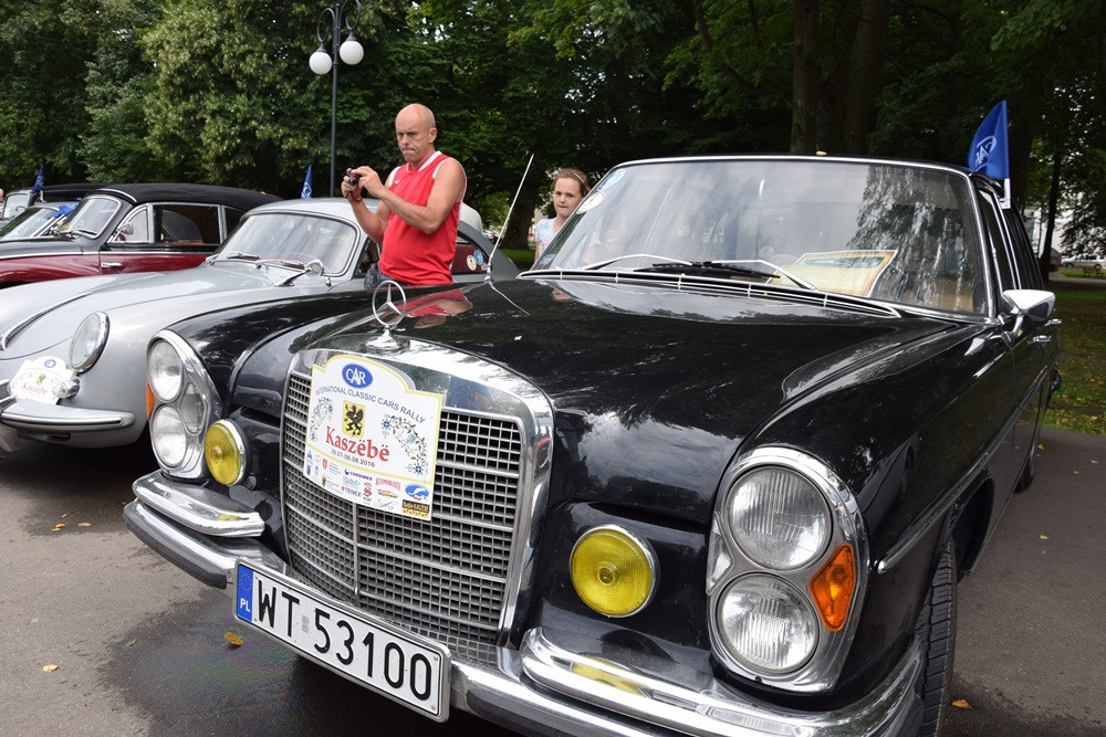 Kartuzy. Perełki motoryzacji lśniły w Parku Solidarności