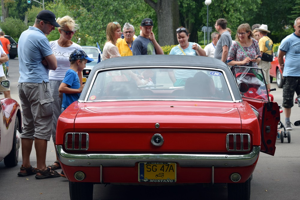 Kartuzy. Perełki motoryzacji lśniły w Parku Solidarności