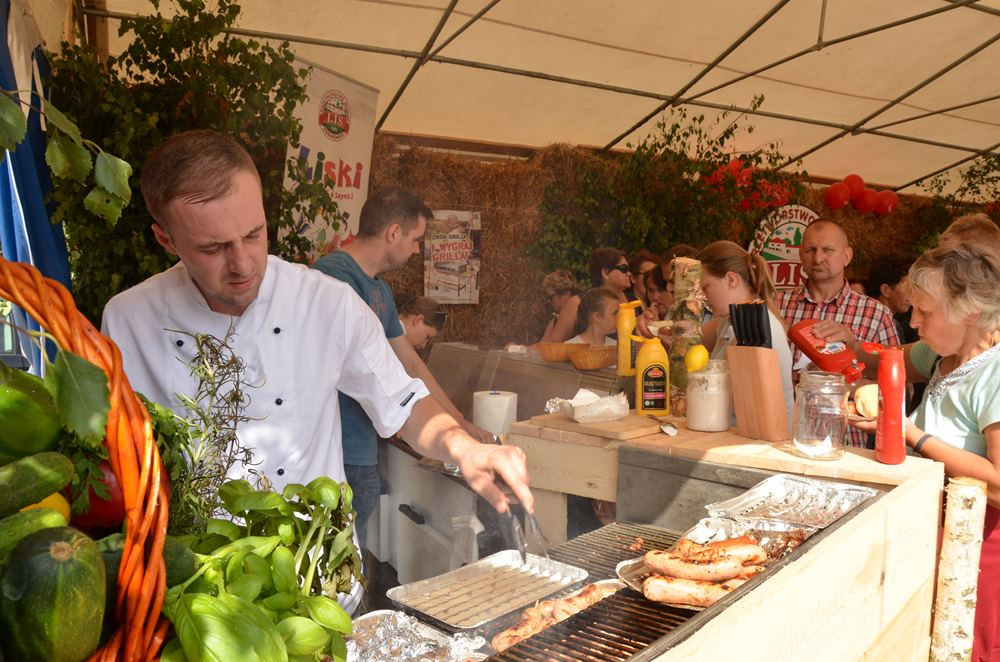 Wielkie grillowanie na sierakowickim targowisku