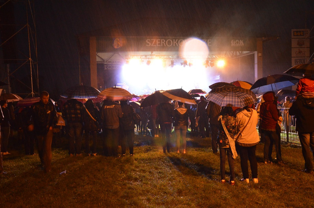 Sierakowicka Noc pod Gwiazdami w strugach deszczu
