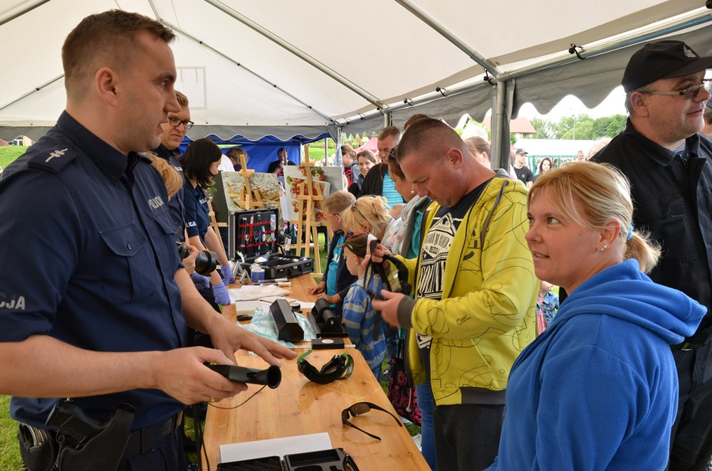 Chmielno. Zabawa ze strażakami i policjantami