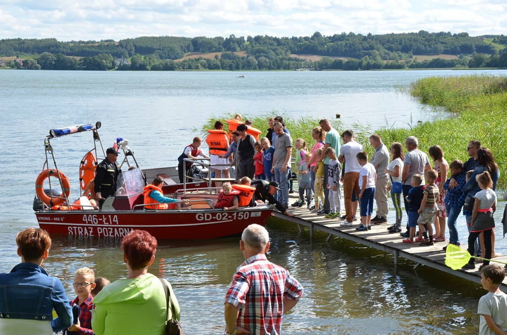 Chmielno. Zabawa ze strażakami i policjantami