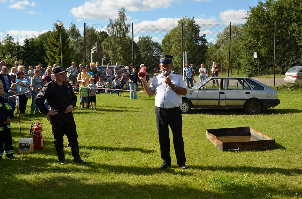 Chmielno. Zabawa ze strażakami i policjantami