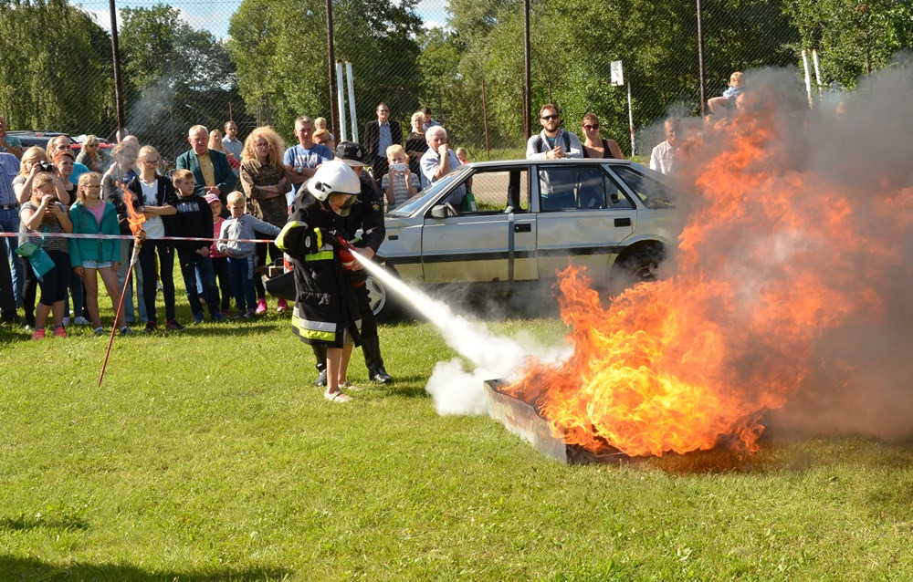 Chmielno. Zabawa ze strażakami i policjantami