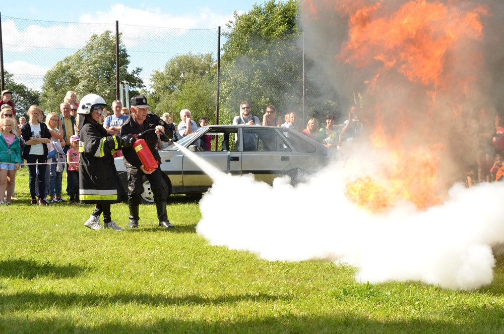 Chmielno. Zabawa ze strażakami i policjantami