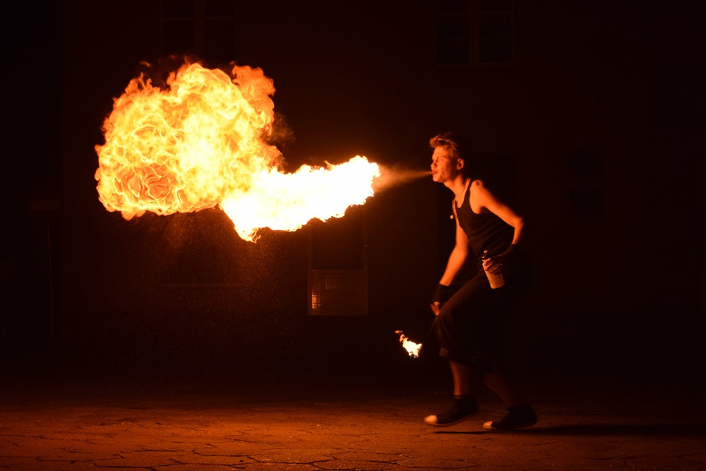 Chmielno. Płomienne widowisko, szanty i fotografie. Pierwszy dzień festiwalu 