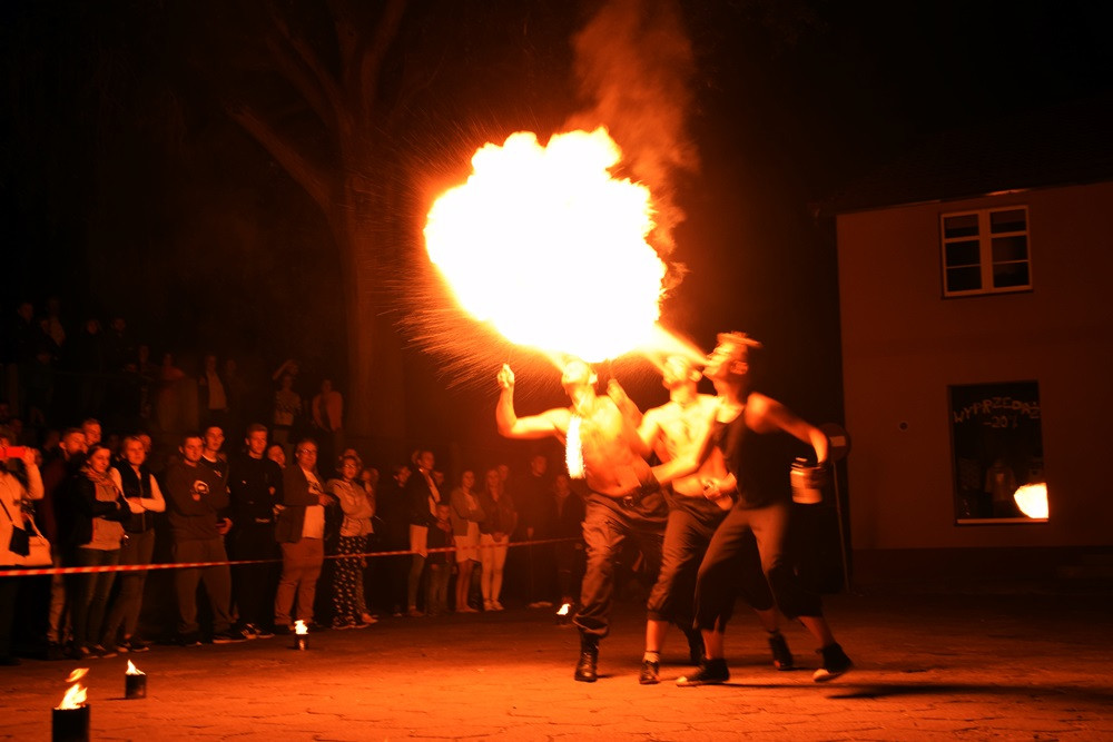 Chmielno. Płomienne widowisko, szanty i fotografie. Pierwszy dzień festiwalu 