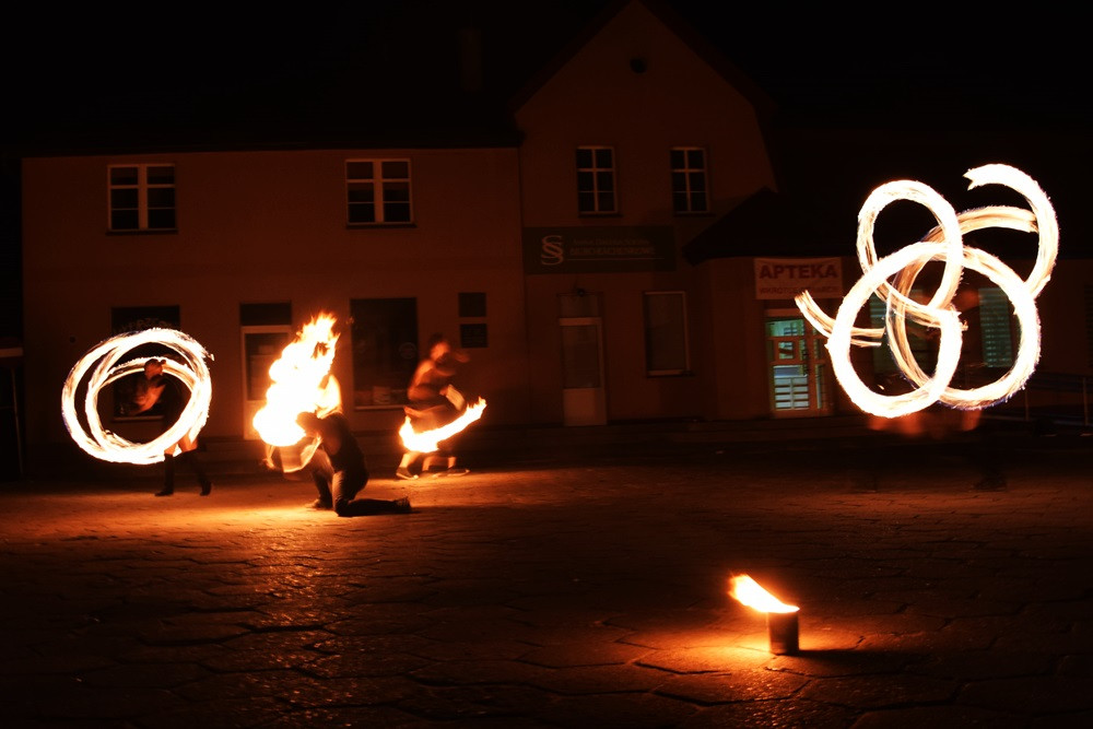 Chmielno. Płomienne widowisko, szanty i fotografie. Pierwszy dzień festiwalu 