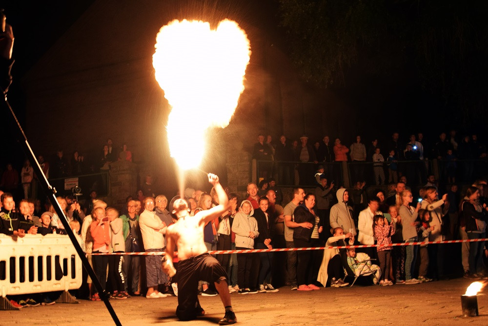 Chmielno. Płomienne widowisko, szanty i fotografie. Pierwszy dzień festiwalu 