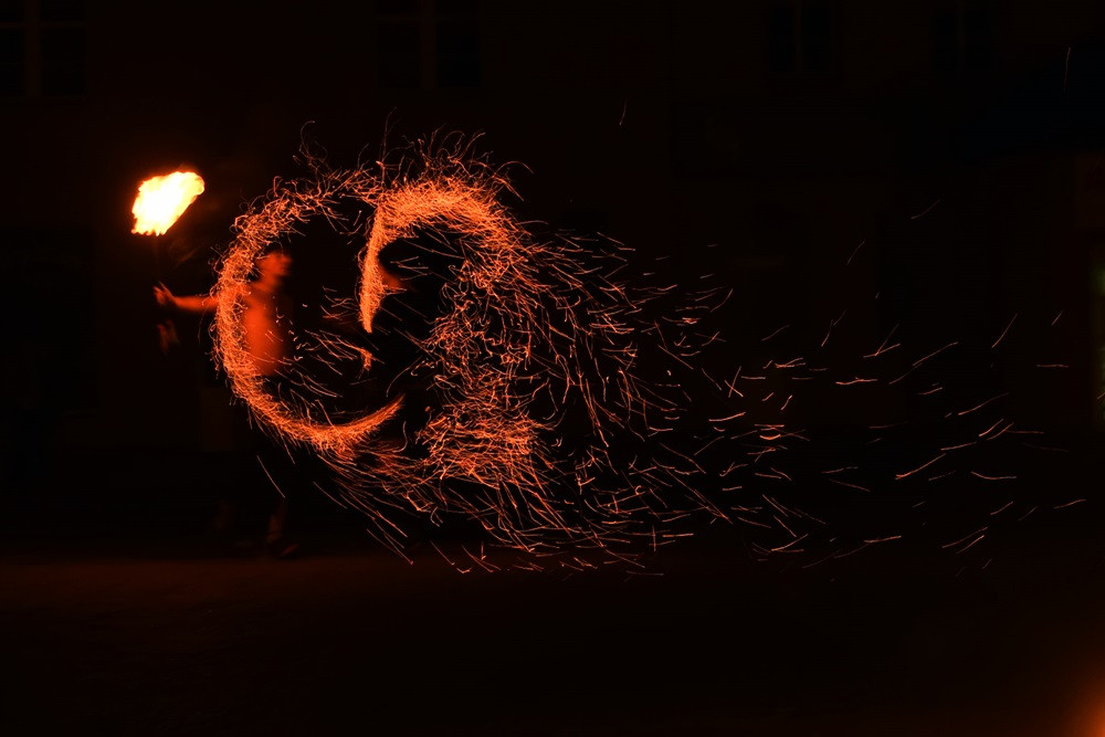 Chmielno. Płomienne widowisko, szanty i fotografie. Pierwszy dzień festiwalu 