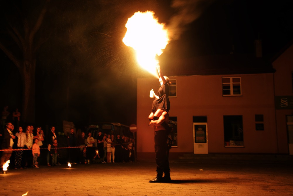 Chmielno. Płomienne widowisko, szanty i fotografie. Pierwszy dzień festiwalu 