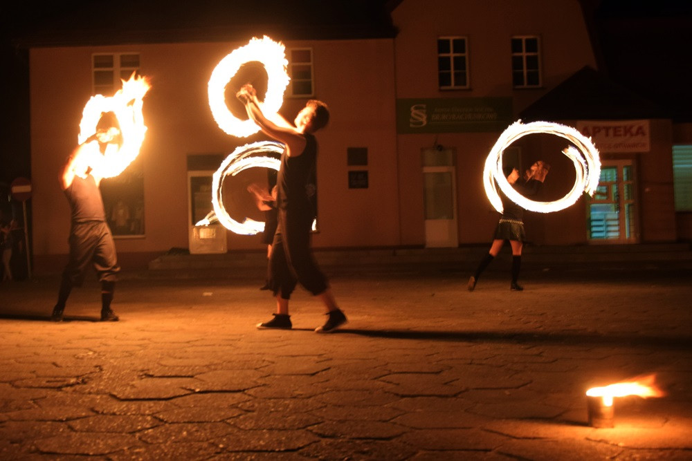 Chmielno. Płomienne widowisko, szanty i fotografie. Pierwszy dzień festiwalu 
