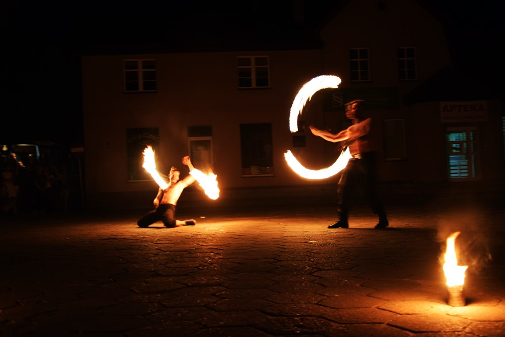 Chmielno. Płomienne widowisko, szanty i fotografie. Pierwszy dzień festiwalu 