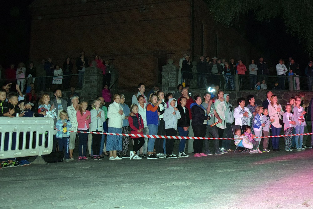 Chmielno. Płomienne widowisko, szanty i fotografie. Pierwszy dzień festiwalu 