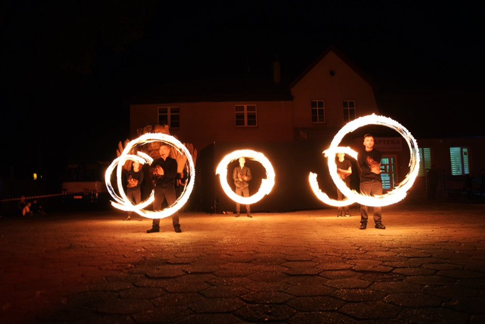 Chmielno. Płomienne widowisko, szanty i fotografie. Pierwszy dzień festiwalu 