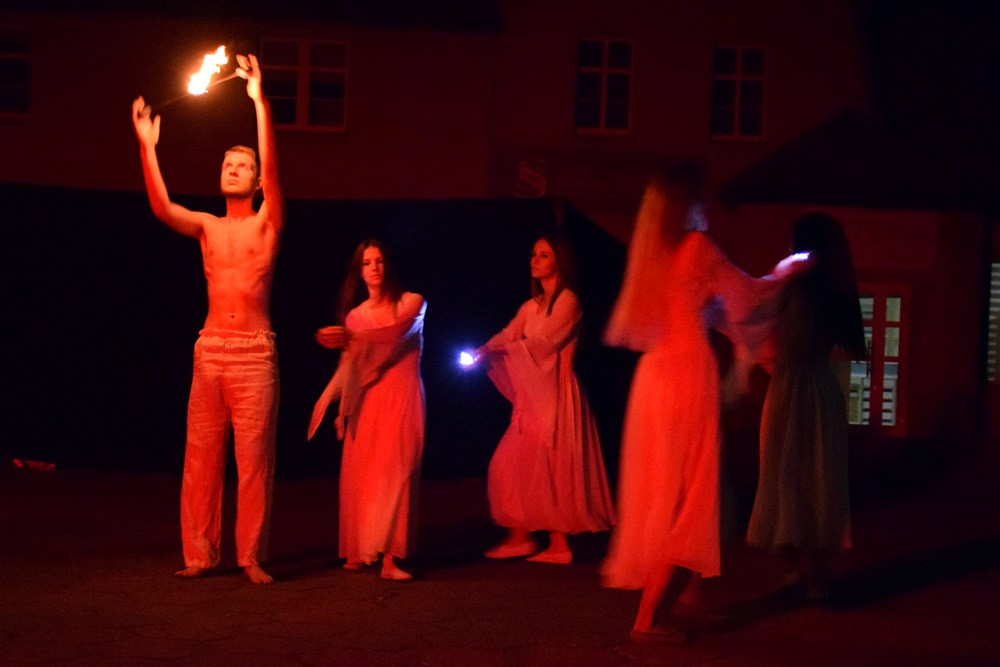 Chmielno. Płomienne widowisko, szanty i fotografie. Pierwszy dzień festiwalu 