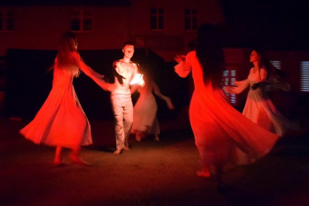 Chmielno. Płomienne widowisko, szanty i fotografie. Pierwszy dzień festiwalu 
