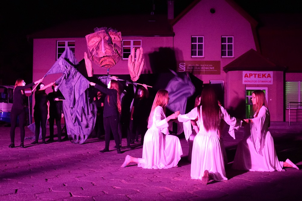 Chmielno. Płomienne widowisko, szanty i fotografie. Pierwszy dzień festiwalu 