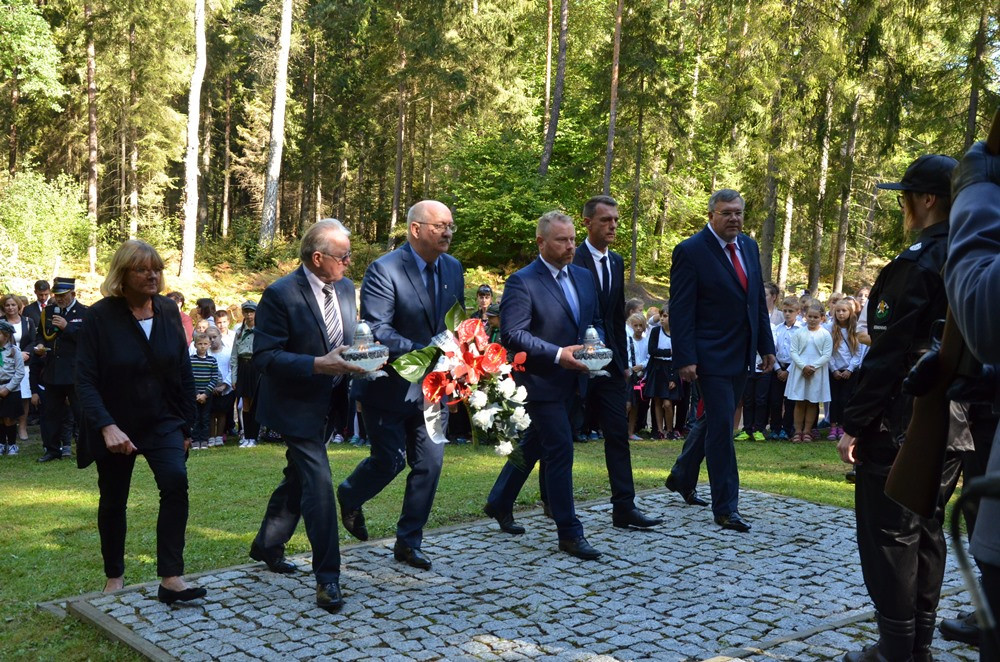 Apel Pamięci pod pomnikiem w Kaliskach
