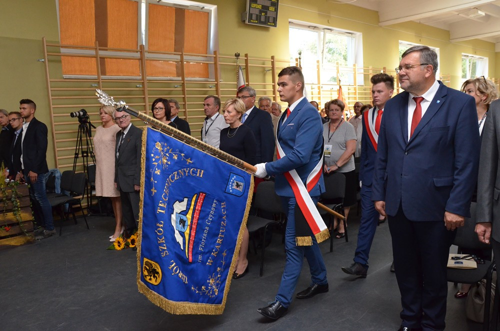 Zespół Szkół Techniczych świętuje 50-lecie. Był tort, wspólna piosenka i pamiątkowy dąb