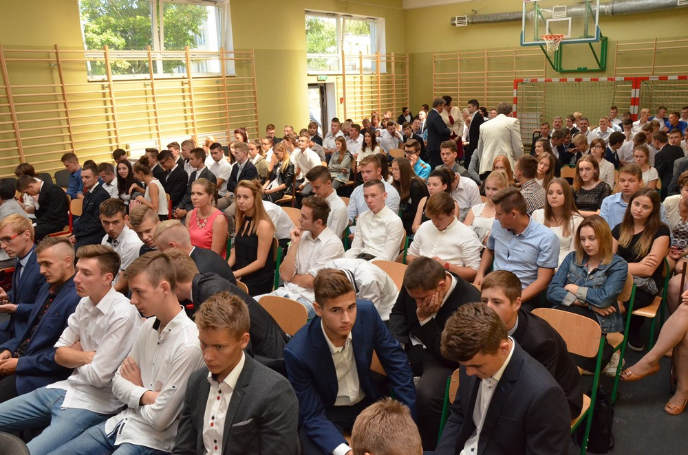 Zespół Szkół Techniczych świętuje 50-lecie. Był tort, wspólna piosenka i pamiątkowy dąb