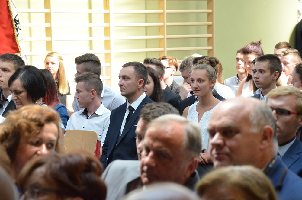 Zespół Szkół Techniczych świętuje 50-lecie. Był tort, wspólna piosenka i pamiątkowy dąb