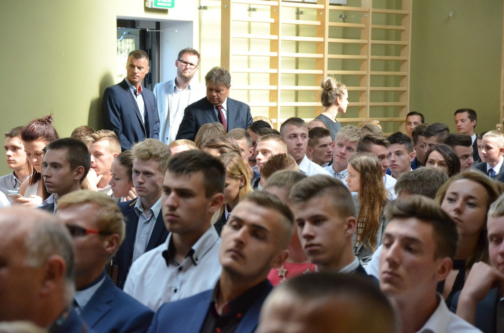 Zespół Szkół Techniczych świętuje 50-lecie. Był tort, wspólna piosenka i pamiątkowy dąb