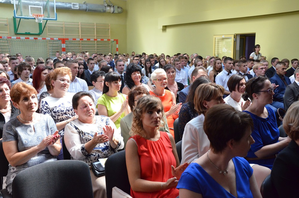 Zespół Szkół Techniczych świętuje 50-lecie. Był tort, wspólna piosenka i pamiątkowy dąb