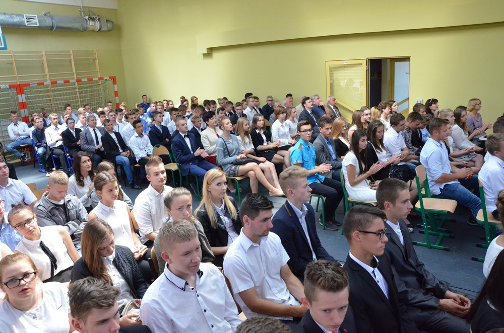 Zespół Szkół Techniczych świętuje 50-lecie. Był tort, wspólna piosenka i pamiątkowy dąb