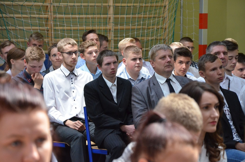 Zespół Szkół Techniczych świętuje 50-lecie. Był tort, wspólna piosenka i pamiątkowy dąb