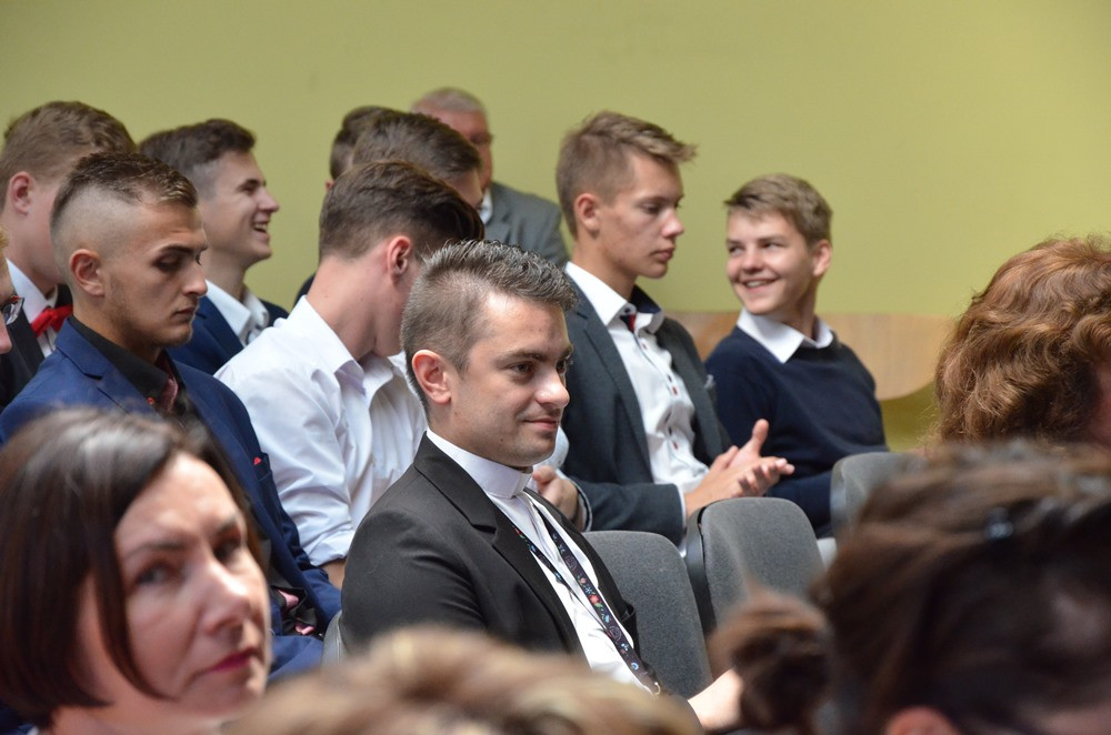 Zespół Szkół Techniczych świętuje 50-lecie. Był tort, wspólna piosenka i pamiątkowy dąb