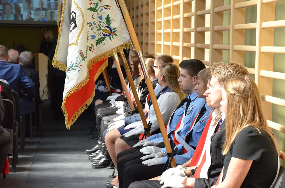 Zespół Szkół Techniczych świętuje 50-lecie. Był tort, wspólna piosenka i pamiątkowy dąb