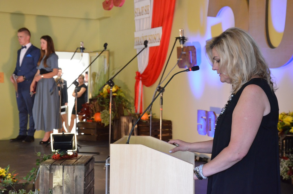 Zespół Szkół Techniczych świętuje 50-lecie. Był tort, wspólna piosenka i pamiątkowy dąb