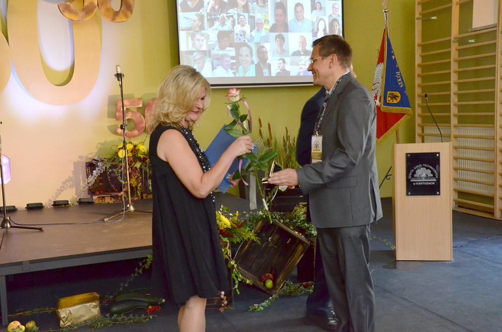 Zespół Szkół Techniczych świętuje 50-lecie. Był tort, wspólna piosenka i pamiątkowy dąb