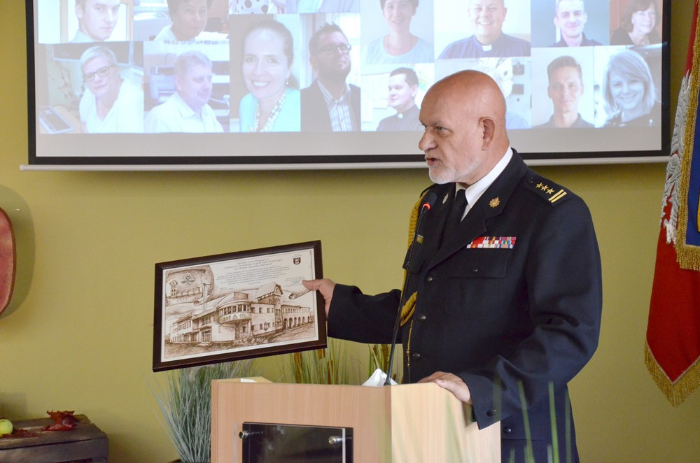 Zespół Szkół Techniczych świętuje 50-lecie. Był tort, wspólna piosenka i pamiątkowy dąb