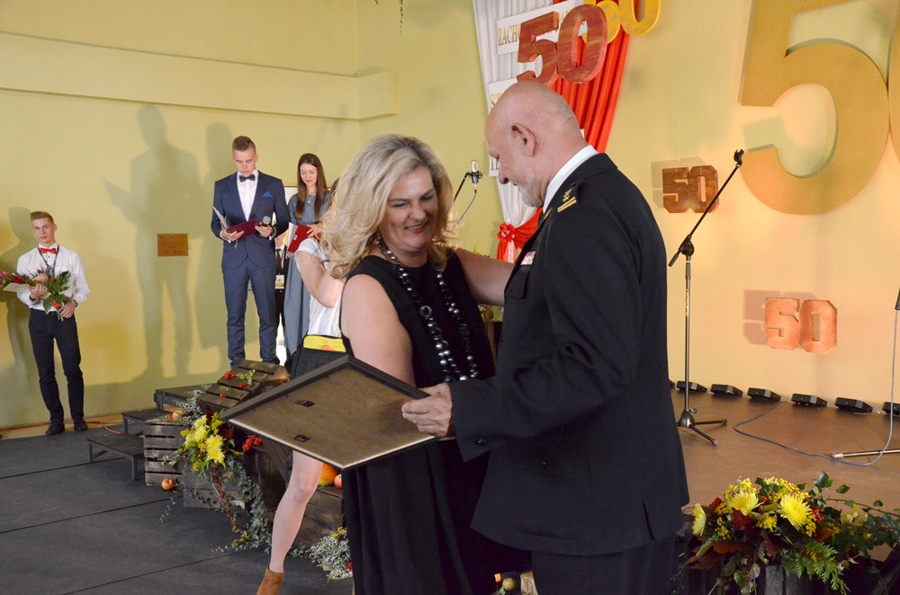 Zespół Szkół Techniczych świętuje 50-lecie. Był tort, wspólna piosenka i pamiątkowy dąb