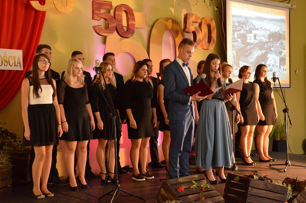 Zespół Szkół Techniczych świętuje 50-lecie. Był tort, wspólna piosenka i pamiątkowy dąb